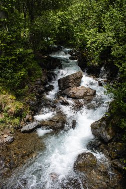Parc Natural del Comapedrosa, Arinsal, Andorra yaz aylarında dağlarda şelale ile Manzara