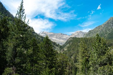 Parc Natural del Comapedrosa, Andorra yaz aylarında güzel manzara dağlar