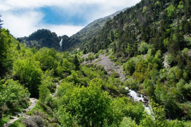 Parc Natural del Comapedrosa, Arinsal, Andorra yaz aylarında dağlarda şelale ile Manzara