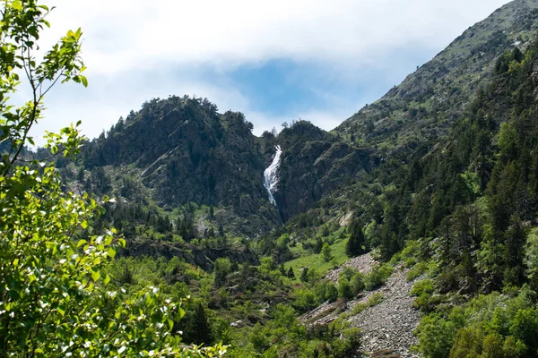 Parc Natural del Comapedrosa, Arinsal, Andorra yaz aylarında dağlarda şelale ile Manzara