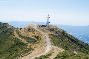 Turo De L'home'un tepesindeki Meteoroloji Gözlemevi, Catalunya'daki Montseny parkını