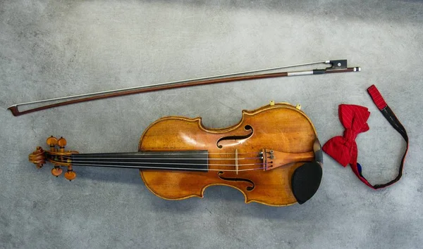 Brown Violin Bow Grey Table Classic Music — Stock Photo, Image