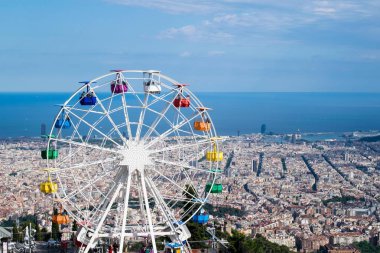 Barselona Renkli Dönme Dolap Eğlence Parkı Tibidabo