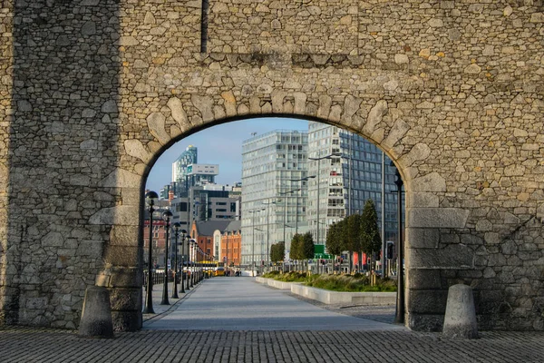 Kamenný Vchod Jesseho Hartleyho Doku Albert Liverpoolu Výhled Centrum Liverpoolů — Stock fotografie