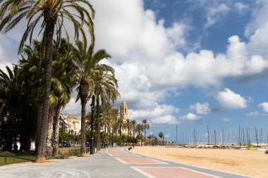 Boş gezinti güvertesi Passeig de la Ribera kilise manzaralı Sant Bartomeu y Santa Tecla, Sitges, Katalonya, İspanya