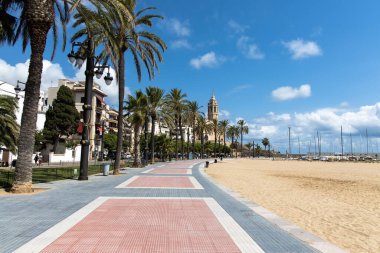 Boş gezinti güvertesi Passeig de la Ribera kilise manzaralı Sant Bartomeu y Santa Tecla, Sitges, Katalonya, İspanya