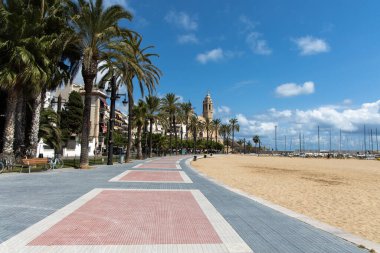 Boş gezinti güvertesi Passeig de la Ribera kilise manzaralı Sant Bartomeu y Santa Tecla, Sitges, Katalonya, İspanya