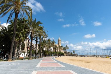 Boş gezinti güvertesi Passeig de la Ribera kilise manzaralı Sant Bartomeu y Santa Tecla, Sitges, Katalonya, İspanya