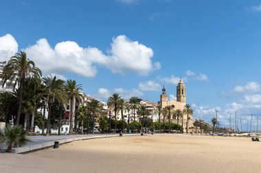 Boş gezinti güvertesi Passeig de la Ribera kilise manzaralı Sant Bartomeu y Santa Tecla, Sitges, Katalonya, İspanya