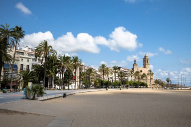 Boş gezinti güvertesi Passeig de la Ribera kilise manzaralı Sant Bartomeu y Santa Tecla, Sitges, Katalonya, İspanya