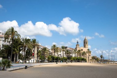 Boş gezinti güvertesi Passeig de la Ribera kilise manzaralı Sant Bartomeu y Santa Tecla, Sitges, Katalonya, İspanya