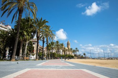 Boş gezinti güvertesi Passeig de la Ribera kilise manzaralı Sant Bartomeu y Santa Tecla, Sitges, Katalonya, İspanya