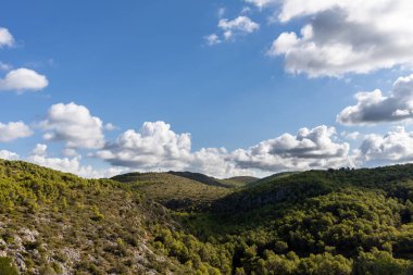 Doğal Garraf parkı, mavi gökyüzü ve bulutlu yeşil dağlar, Mas alba, Sitges, İspanya