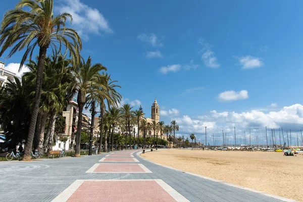 Boş gezinti güvertesi Passeig de la Ribera kilise manzaralı Sant Bartomeu y Santa Tecla, Sitges, Katalonya, İspanya