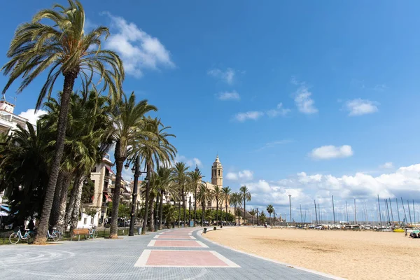 Boş gezinti güvertesi Passeig de la Ribera kilise manzaralı Sant Bartomeu y Santa Tecla, Sitges, Katalonya, İspanya
