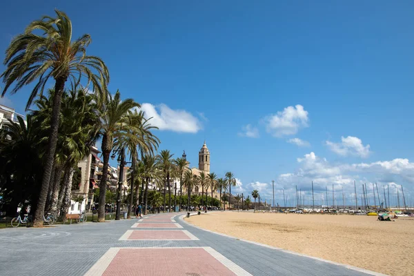 Boş gezinti güvertesi Passeig de la Ribera kilise manzaralı Sant Bartomeu y Santa Tecla, Sitges, Katalonya, İspanya