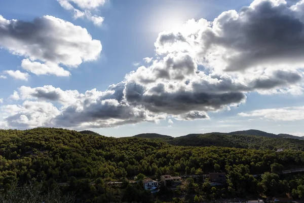 Parque Natural Garraf Montañas Verdes Con Cielo Azul Nubes Mas —  Fotos de Stock