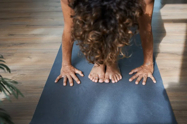 Yoga iyengar 'da öne eğilme pozu veren Uttanasana öne doğru poz veriyor