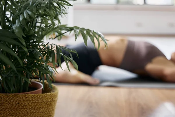 Reclinando Pose Héroe Supta Virasana Iyengar Yoga Asana Mujer Primer — Foto de Stock