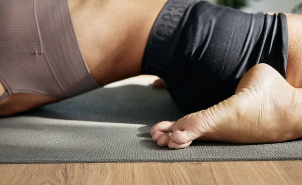 Reclinando Pose Héroe Supta Virasana Iyengar Yoga Asana Mujer Primer — Foto de Stock