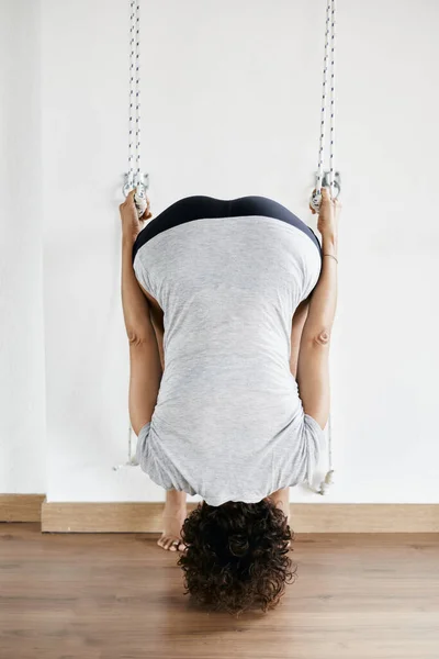 Mujer Practicando Yoga Iyengar Usando Cuerdas Pared Estudio Supta Padangusthasana — Foto de Stock