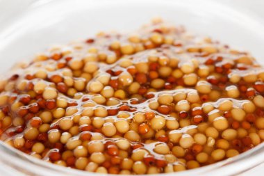 Dijon kaba hardal yukarıdan yuvarlak tabak içinde Fransız