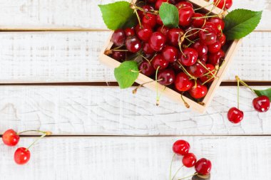 Kiraz beyaz boyalı tablo mezarda. Yukarıdan görüntülemek, alan Kopyala
