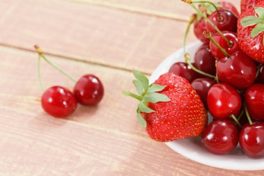 Meyve arka plan, kiraz ve çilek, ahşap masa. Yukarıdan görüntülemek, alan Kopyala