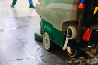 Depo zeminini temizlemek için Temizleme Makinesinin Arkasına Geç