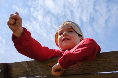 çocukluk, eğlence ve insanlar kavramı, taş-kağıt-makas oyun parkında oynayan mutlu çocuk çocuk