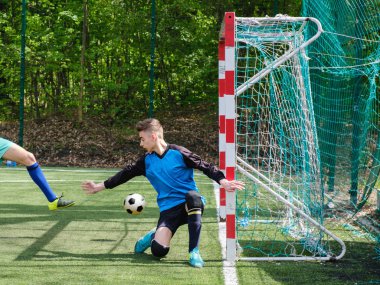 Kaleci topu yakalar. Stadyum kaleci spor zemin oyna, çim futbol kaleci adam, outdoorsc OMPETITION,