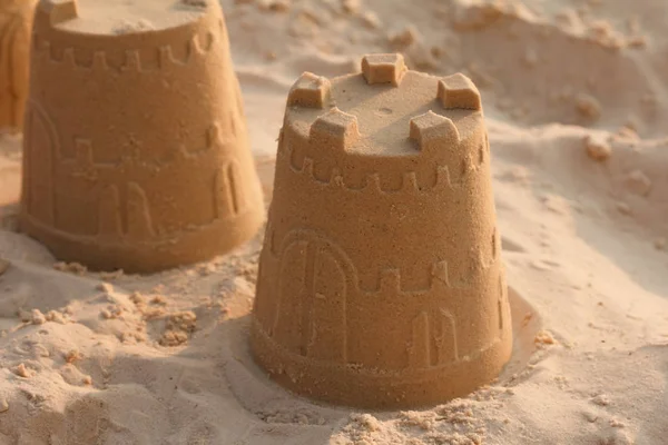 Κάστρα Στην Άμμο Καλοκαίρι Κατασκευή Γλυπτών Ήλιο Φτυάρι Παραλία — Φωτογραφία Αρχείου