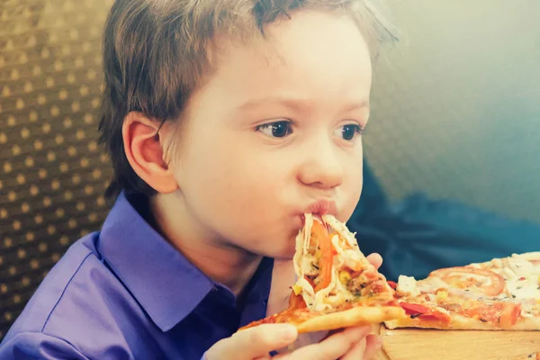 Miúdo Caucasiano Giro Comer Pizza Receita Criança Com Fome Dando — Fotografia de Stock