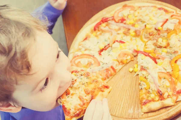Słodkie Małe Dziecko Kaukaski Jedzenie Pizzy Przepis Głodne Dziecko Biorąc — Zdjęcie stockowe