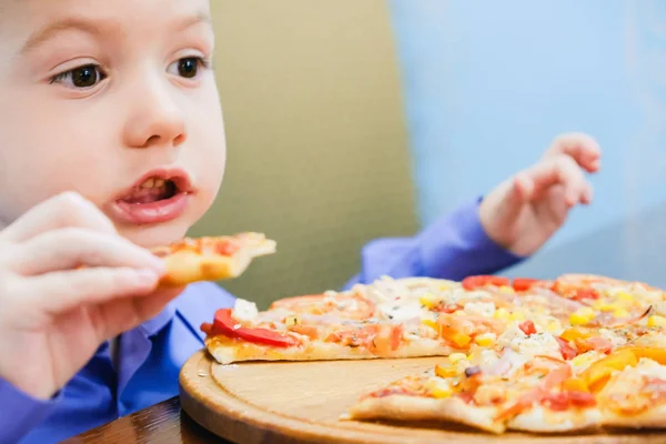 Miúdo Caucasiano Giro Comer Pizza Receita Criança Com Fome Dando — Fotografia de Stock
