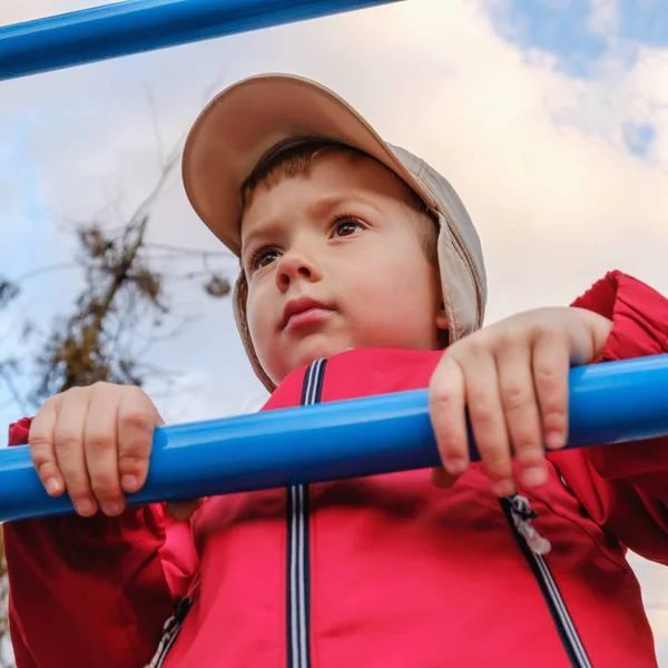 Jonge Jongen Metalen Speelstructuur Kind Activiteit Recreatie — Stockfoto