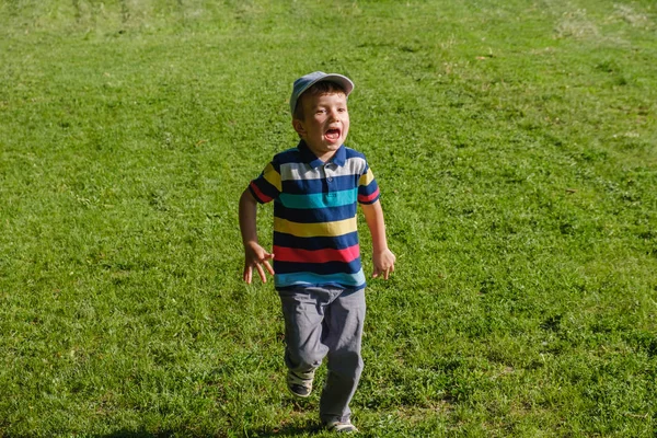 Joven Corre Campo Verde Lindo Niño Corriendo Por Parque Aire — Foto de Stock