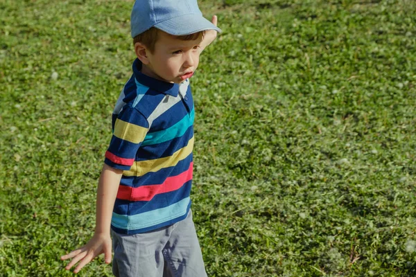 Młody Chłopak Biegnie Zielonym Polu Słodkie Dziecko Biegnącą Przez Park — Zdjęcie stockowe