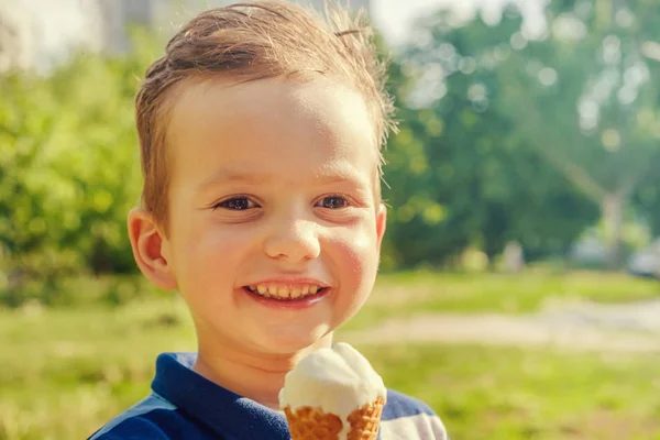 Ragazzo Caucasico Anni Che Gode Gelato Sciogliente Una Calda Soffocante — Foto Stock