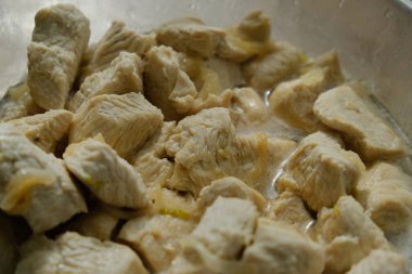 Ev yapımı akşam yemeğinde patatesli biftek güveci.