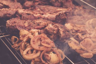 Ot barbekü kavrulmuş domuz eti ile baharat, soğan üzerinde sıcak kömür ızgara ile duman. Arka bahçe Barbekü sahne.