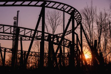 Korkunç eğlenceli üzerinde bir altüst treninde ayarı günbatımı güneş