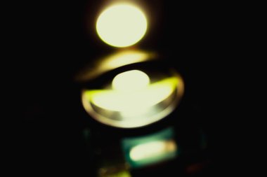 Lamba spot camı siyah arka plan üzerinde kare sahne aydınlatma soyut ışık hüzmesi