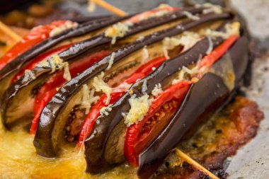 Peynir, domates ve dolma biberle doldurulmuş kabaklar.