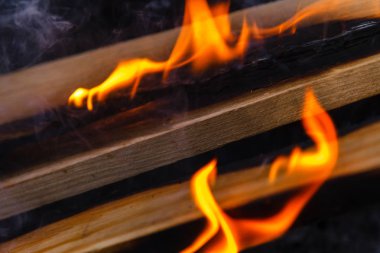 Parlayan sıcak kömürü briket yakın çekim arka plan doku. şenlik ateşi kömürleri