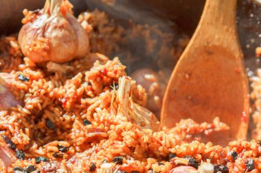 Pilav yanıyor hazırlanması. Zam, açık hava etkinlikleri pişirme turist Melon şenlik ateşi, gıda ile.