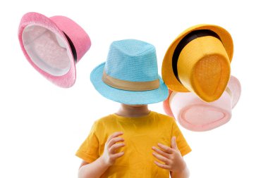 Şapkalı küçük beyaz çocuk, üzerinde beyaz izole dans ediyor. Küçük şirin neşeli espri çocuk beyaz arka plan üzerinde dans ediyor.