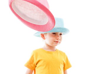 Şapkalı küçük beyaz çocuk, üzerinde beyaz izole dans ediyor. Küçük şirin neşeli espri çocuk beyaz arka plan üzerinde dans ediyor.