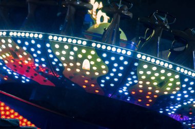 Gece - sis, hareket'daki carousels ve eğlence parkı