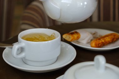 Tatlı yemek ile ahşap tabloda kafede kahve.